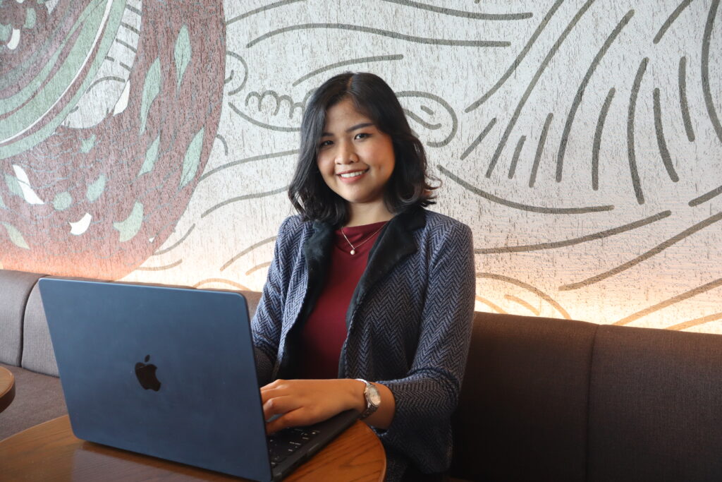 Shiela De La Cruz, founder of Anchor Growth Co., working on a laptop